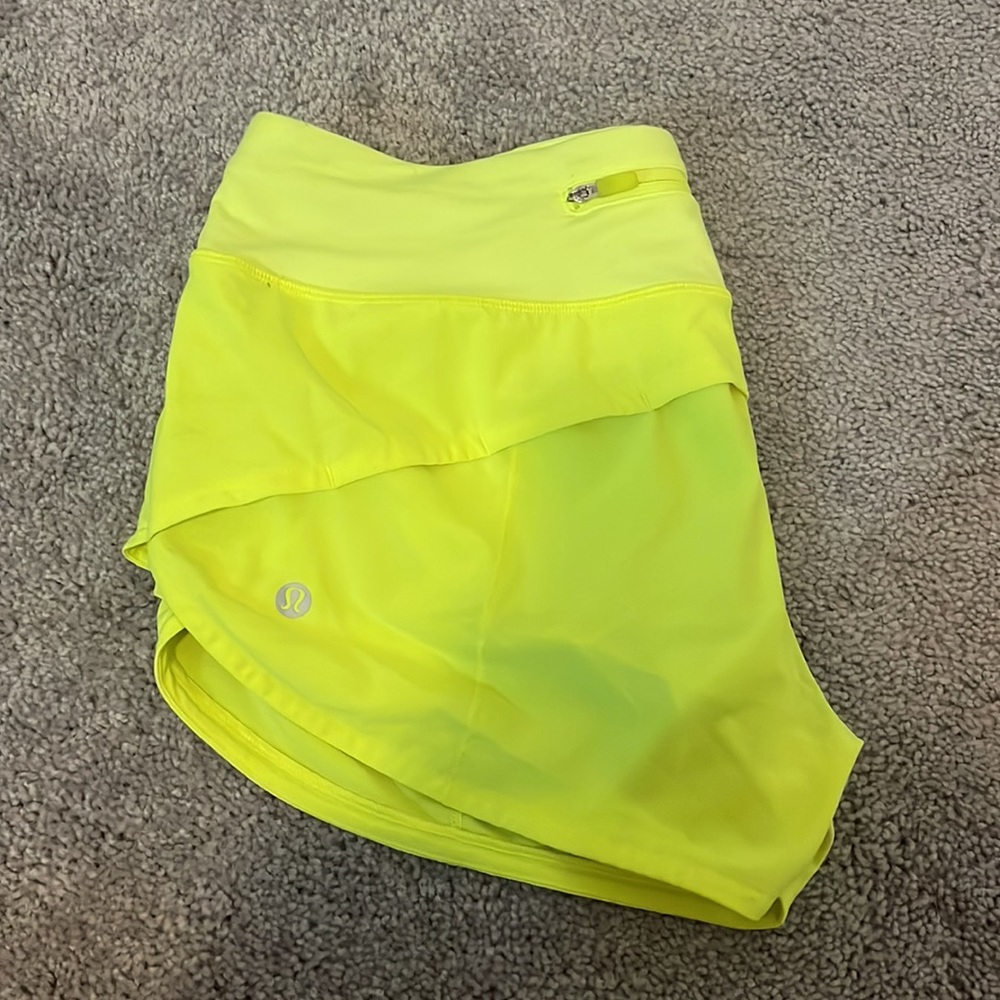 Lululemon Highlight Yellow Speed Up Low-Rise Lined Short 2.5"
(size 6)